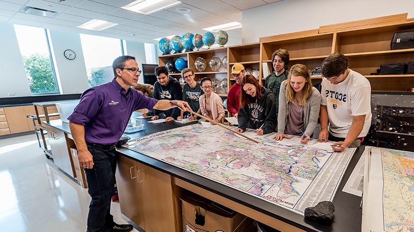 地球科学专业的学生和老师一起看地图