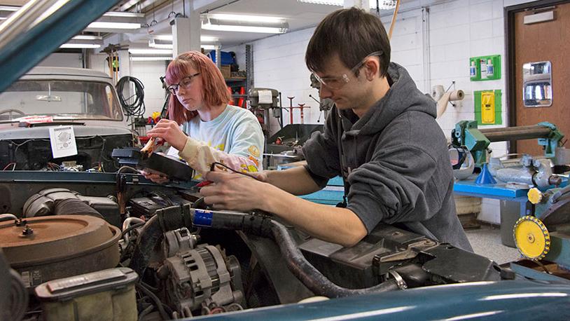 汽车专业的学生在车间里修理汽车